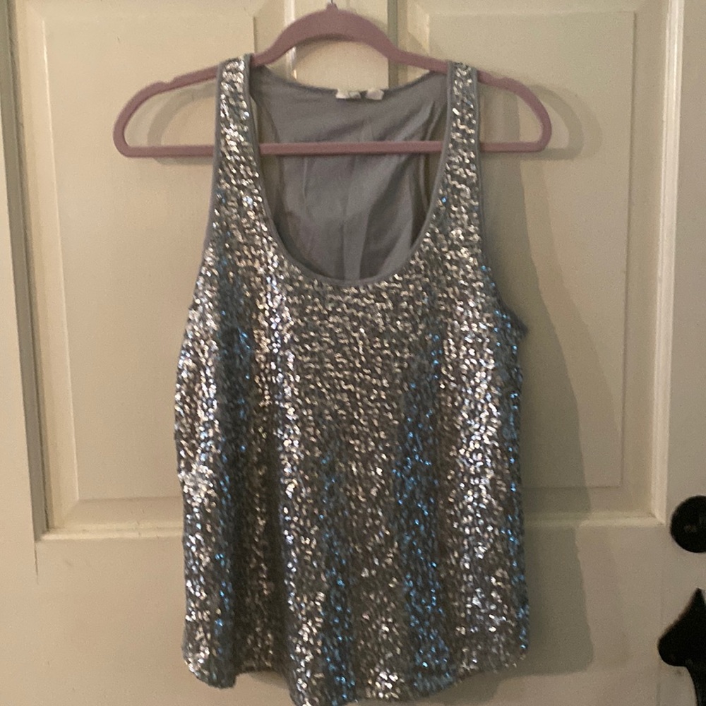 Gap sequenced tank top